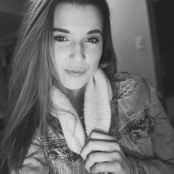 Meet your Posher, Emily - Picture 1 of 1